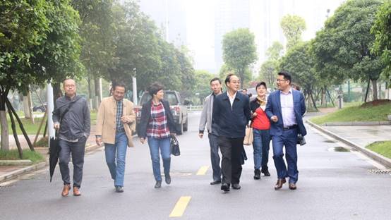 参观校园.jpg