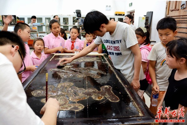 华声在线——小学生走进kaiyun登录中国入口登录 感知文物修复的神奇与“匠心”